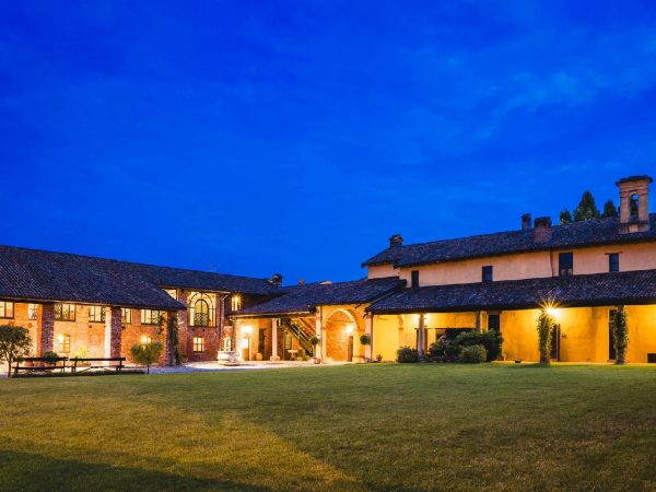Cortile illuminato dell'Antico Borgo della Certosa, location eventi vicino Milano